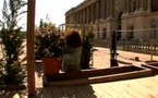 Vidéo - Voyage dans Paris et installation sur l'Esplanade du Louvre